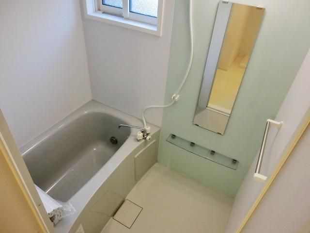 バス・シャワールーム　★窓付き・追い焚き・浴室乾燥付きのバスルームです★