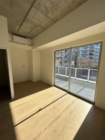 居室・リビング　工事仕掛中