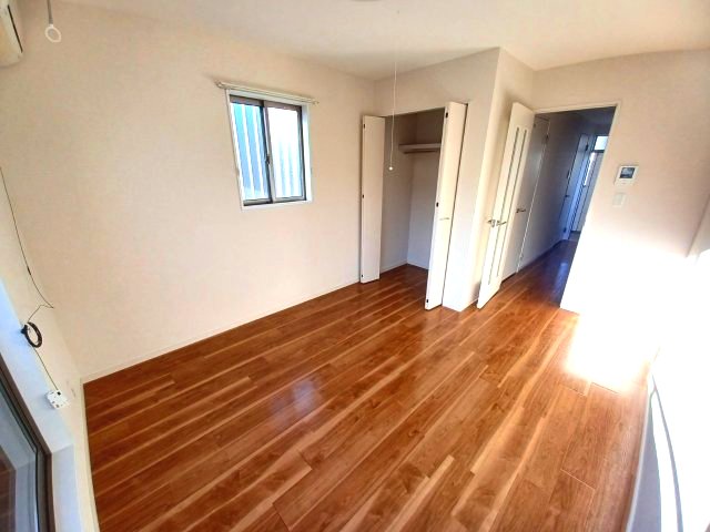 居室・リビング　落ち着いた色調の洋室です