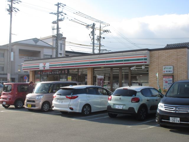 コンビニ　セブンイレブン（コンビニ）まで530m