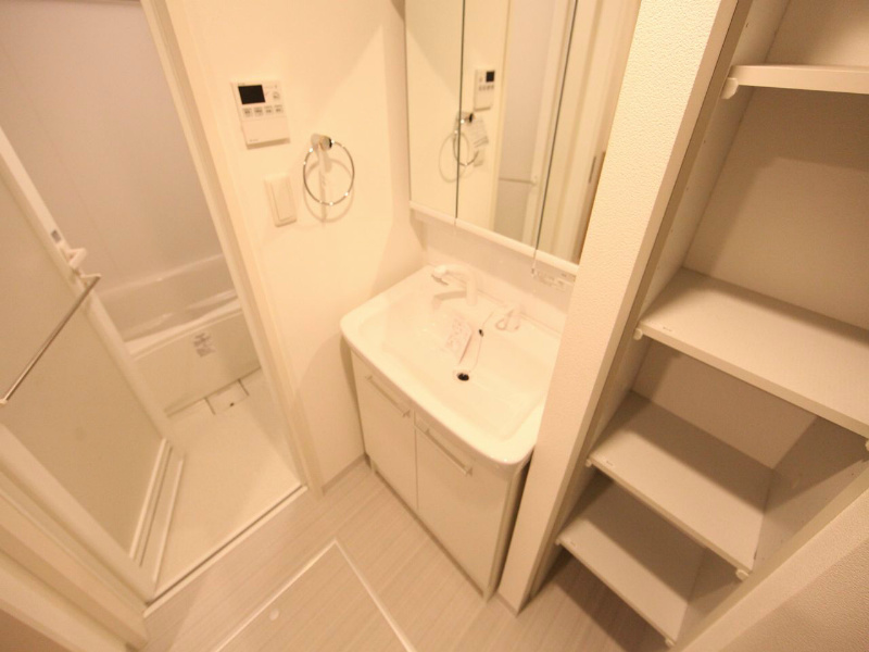 洗面設備　脱衣所　独立洗面台（シャンプードレッサー付）収納スペース有