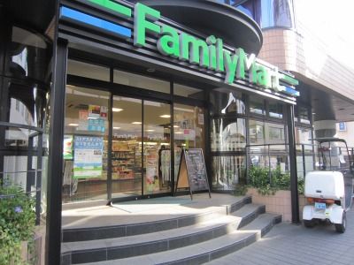 コンビニ　ファミリーマート 南青山四丁目店（コンビニ）まで130m