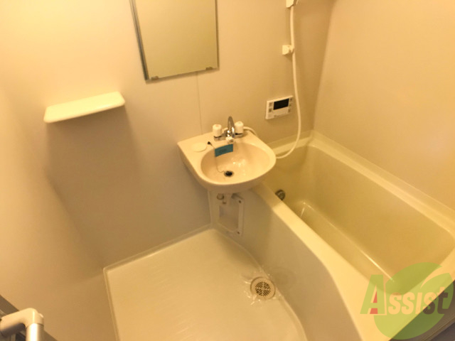 バス・シャワールーム　バスルームは狭すぎず、シャワーも浴びやすそうです。