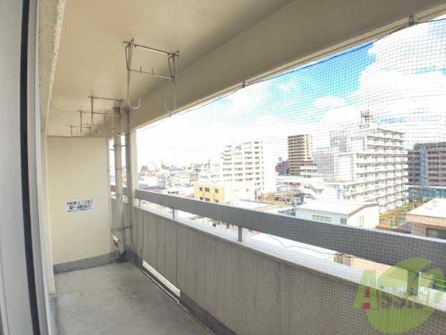 バルコニー　バルコニー。洗濯物がはかどりそうな広さがありますよ。