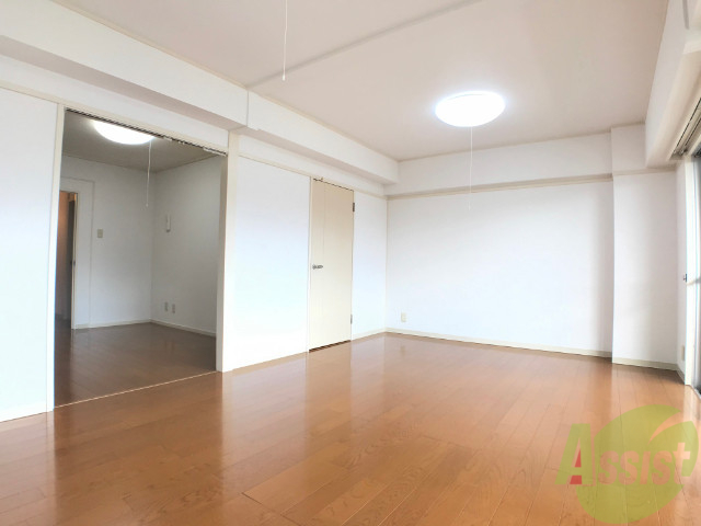 居室・リビング　１２．０帖の洋室です。広々として、きれいですね。