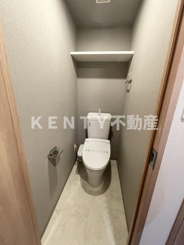 トイレ　落ち着いた色調のトイレです