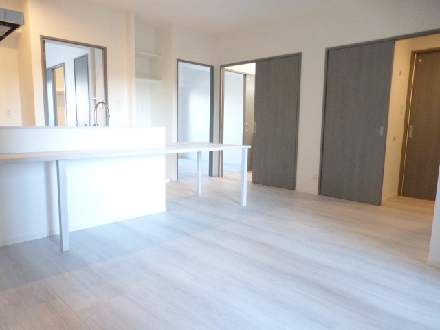 居室・リビング　リビング約14帖　2面採光、明るい室内