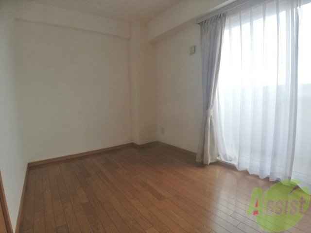 居室・リビング　ピカピカした床が清潔感のある綺麗なお部屋です。