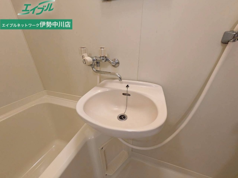 洗面設備　同型参考写真