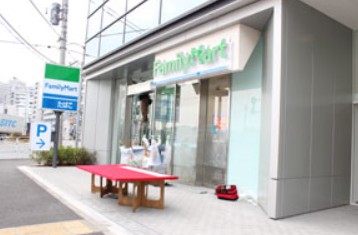 コンビニ　ファミリーマート オンワードベイパークビル店（コンビニ）まで425m