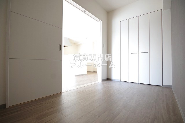 その他　玄関横にある4.5帖の洋室！