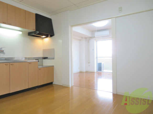 居室・リビング　こちらは、ダイニングキッチンの様子です。