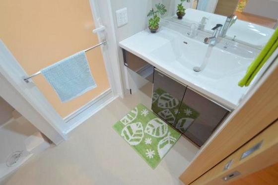 洗面設備　大きな３面鏡のシャンプードレッサー