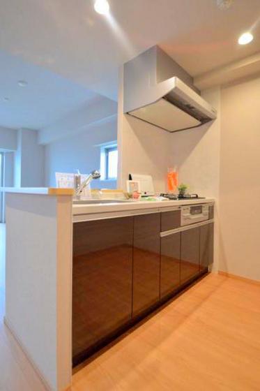 キッチン　３口コンロ・グリル付システムキッチン