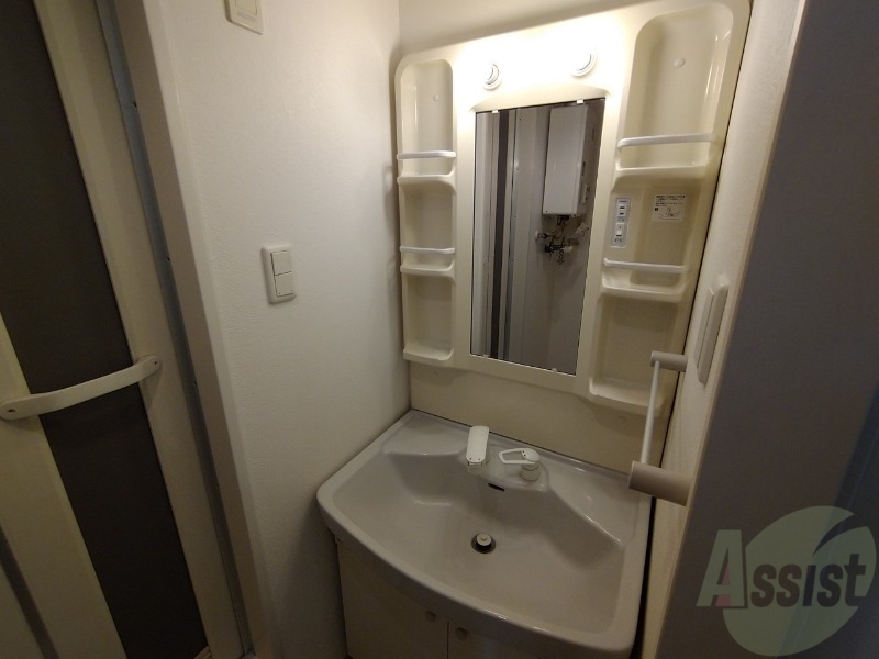 洗面設備　洗面台。朝の身支度はここでばっちり決めましょう。