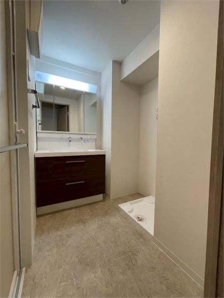 洗面設備　明るい洗面所です