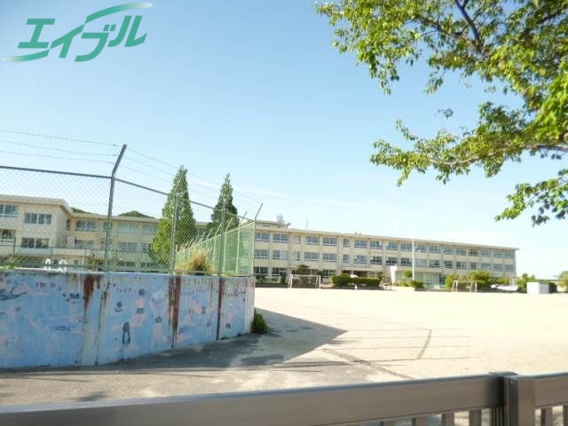 小学校　四日市市立泊山小学校（小学校）まで34m