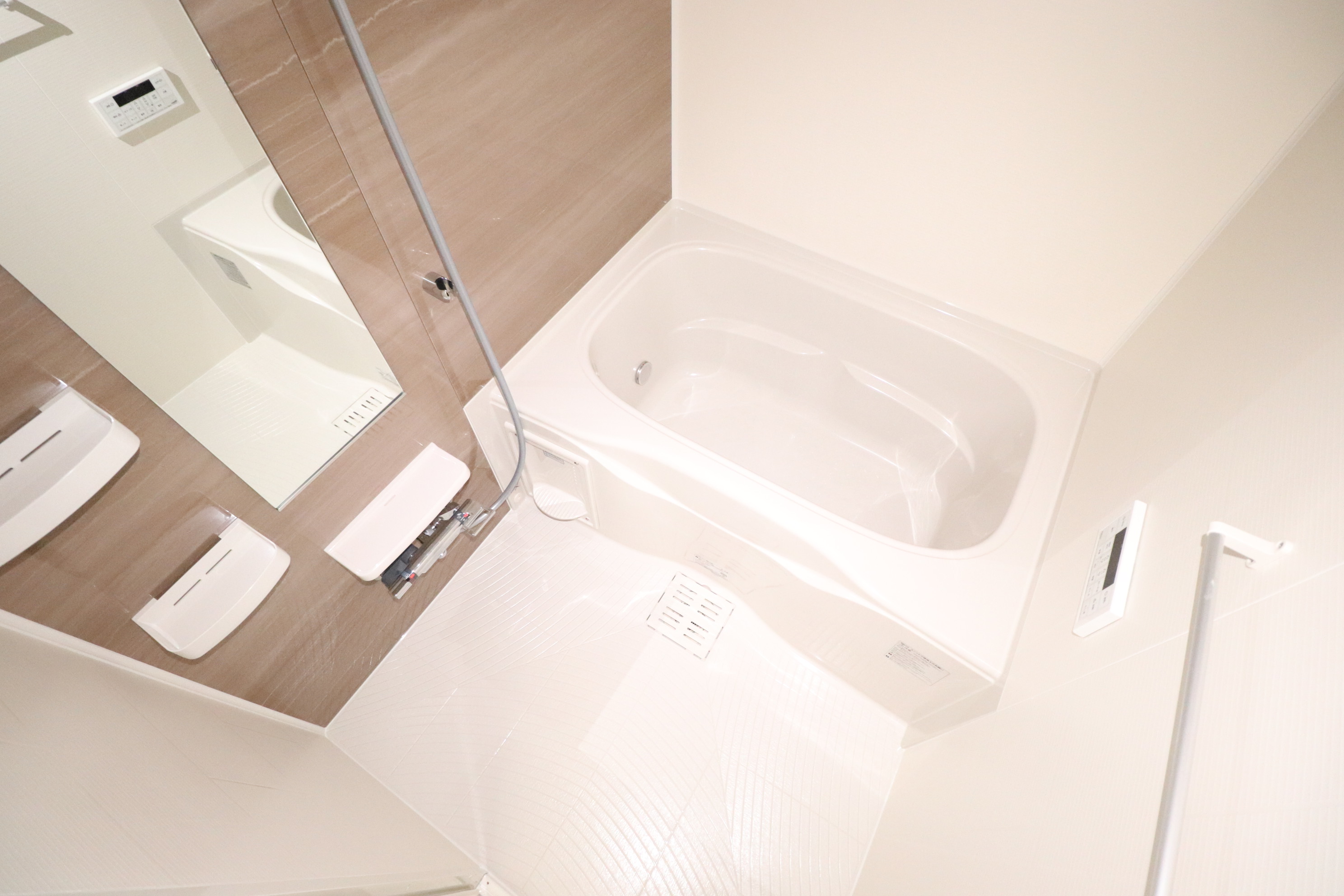 バス・シャワールーム　鏡付きのバスルーム♪