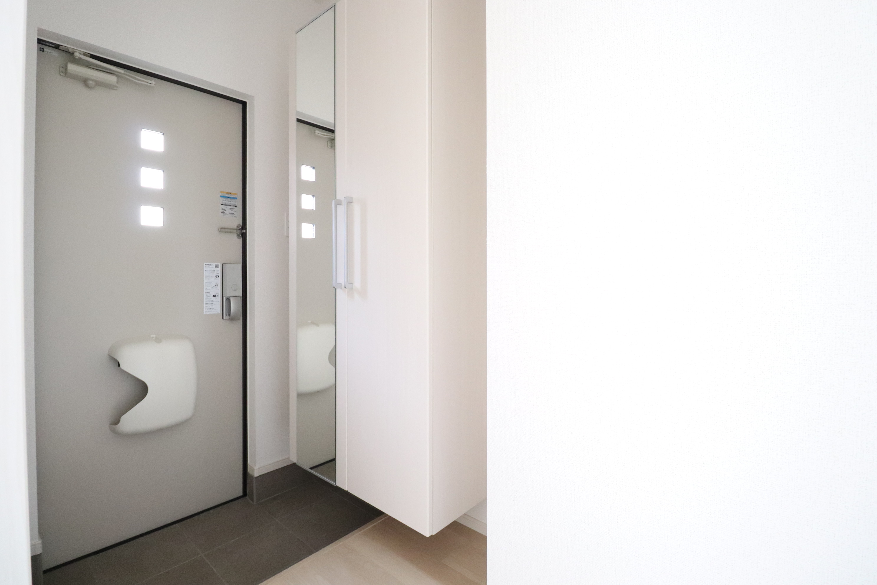 玄関　姿鏡付きのシューズbox♪