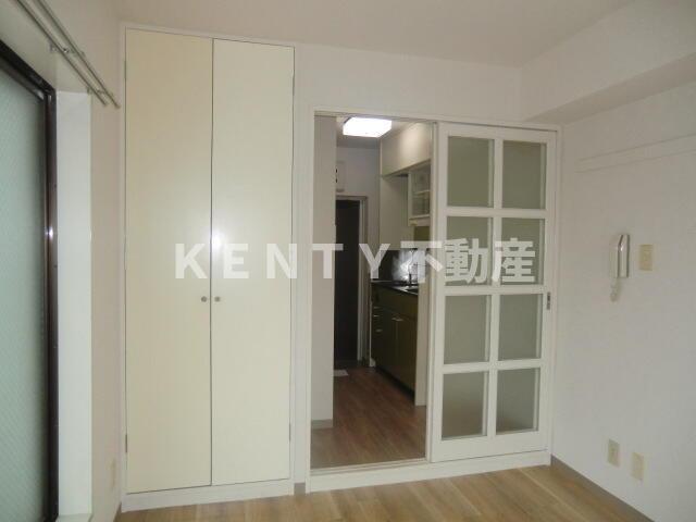 その他部屋・スペース　落ち着いた色調の寝室です