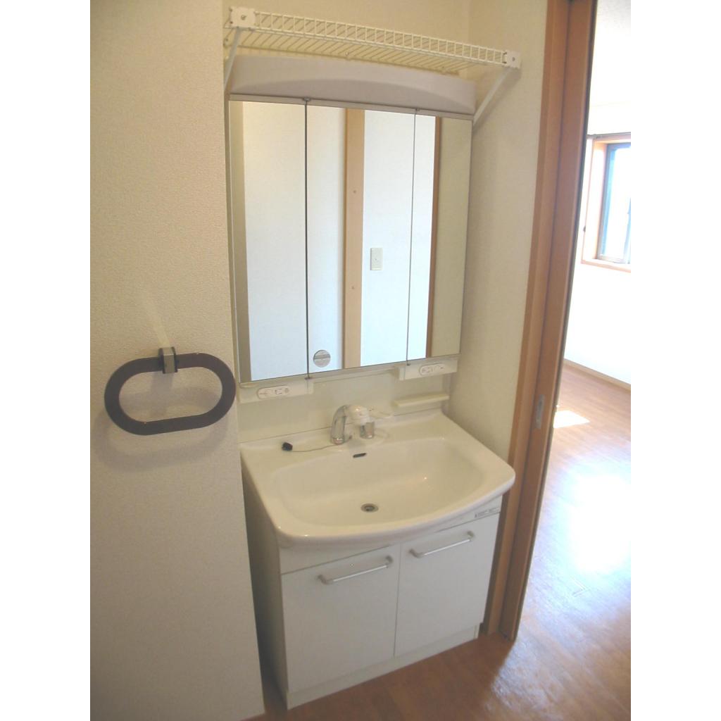 洗面設備　ゆったりとスペースのある洗面所