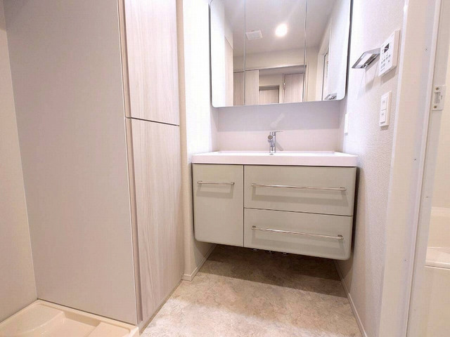 洗面設備　三面鏡付き洗面台