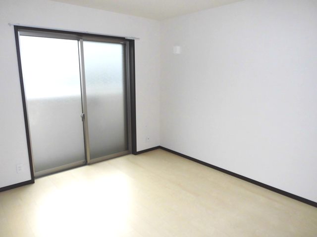 居室・リビング　エアコン付きで快適に過ごせます♪