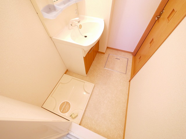 洗面設備　明るい洗面所です