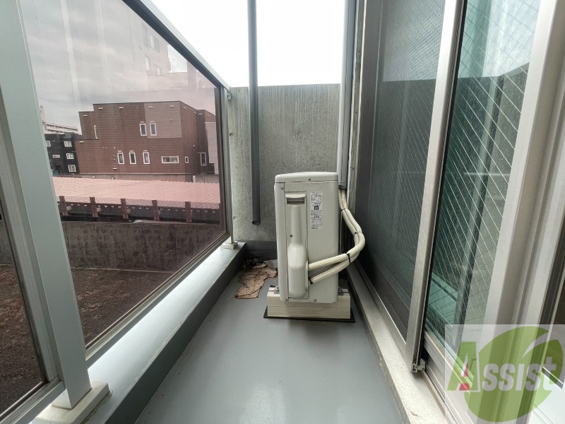 バルコニー　バルコニー。洗濯物がはかどりそうな広さがありますよ。