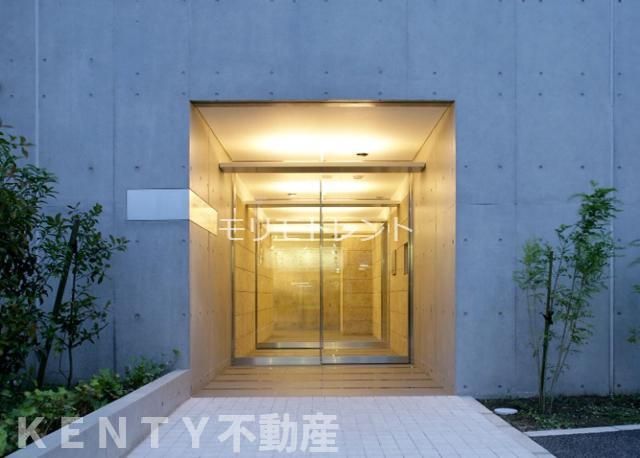 エントランス　落ち着いたエントランスです