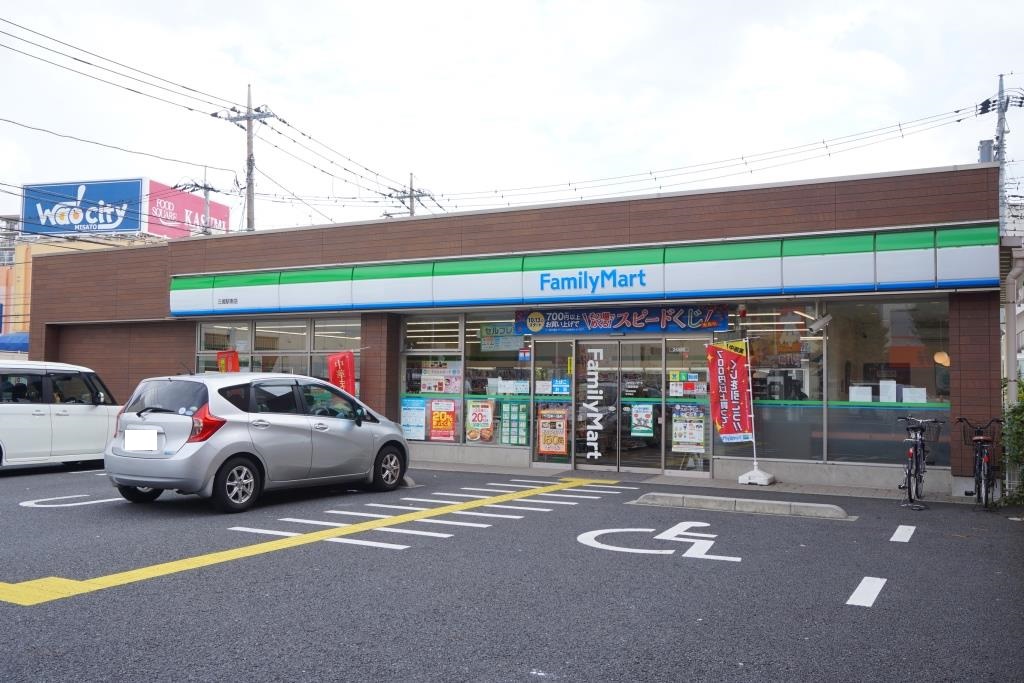 コンビニ　ファミリーマート 三郷駅南店（コンビニ）まで463m