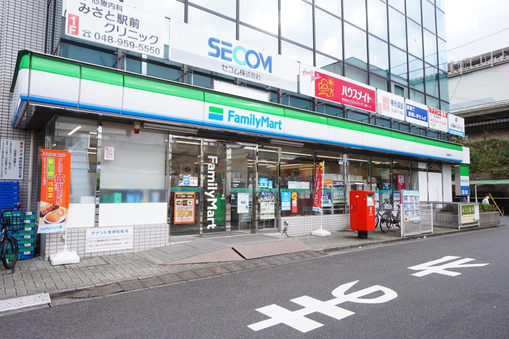コンビニ　ファミリーマート 三郷駅前店（コンビニ）まで775m