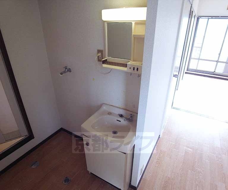 洗面設備　独立洗面台付きのお部屋ですね。