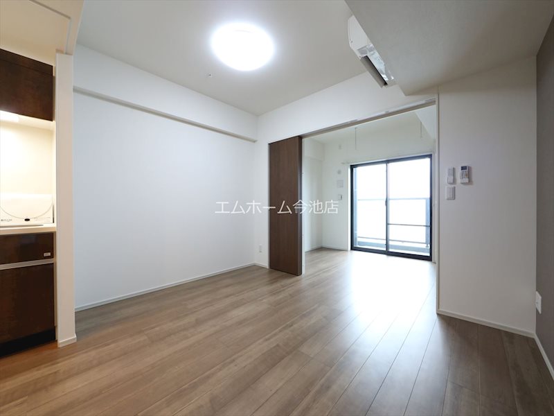 居室・リビング　LDK10.6帖　エアコン付　洋室と繋げて使用