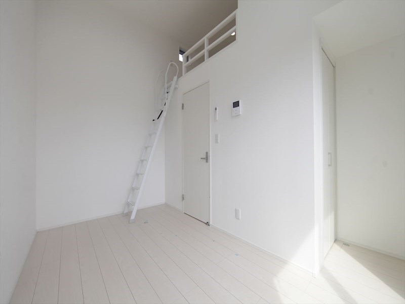 居室・リビング　洋室5.8帖　ロフト5.4帖（収納にも寝室にも使えます）