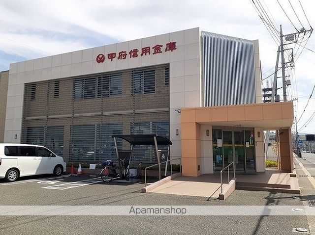 銀行　甲府信用金庫湯村支店（銀行）まで100m