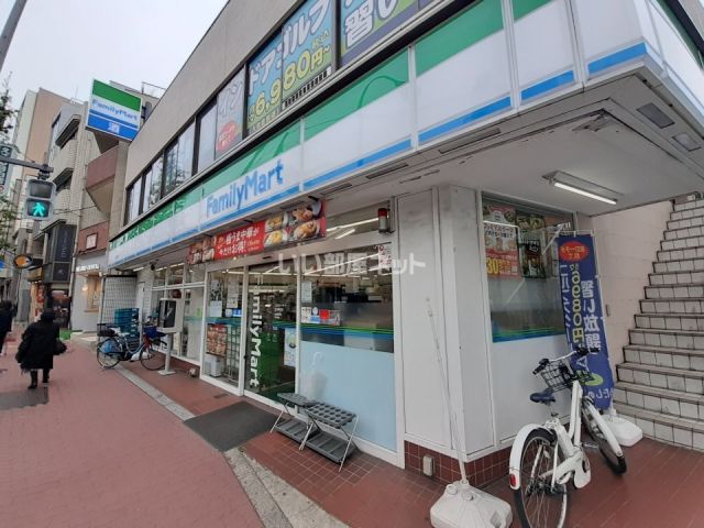 コンビニ　ファミリーマート目白駅前店（コンビニ）まで211m
