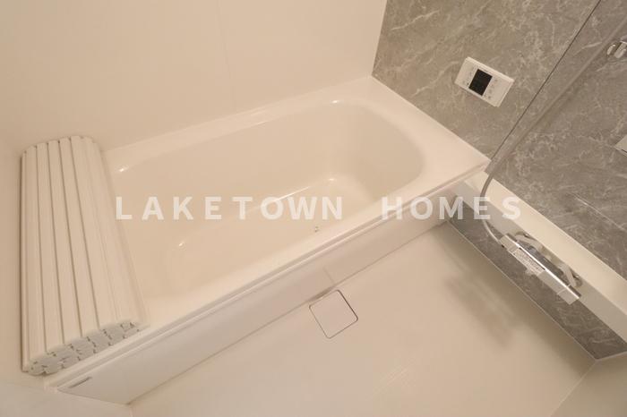 バス・シャワールーム　追い焚き・浴室乾燥機能付の浴室です。