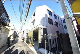 建物外観　鉄筋コンクリート造・総戸数は14戸です。