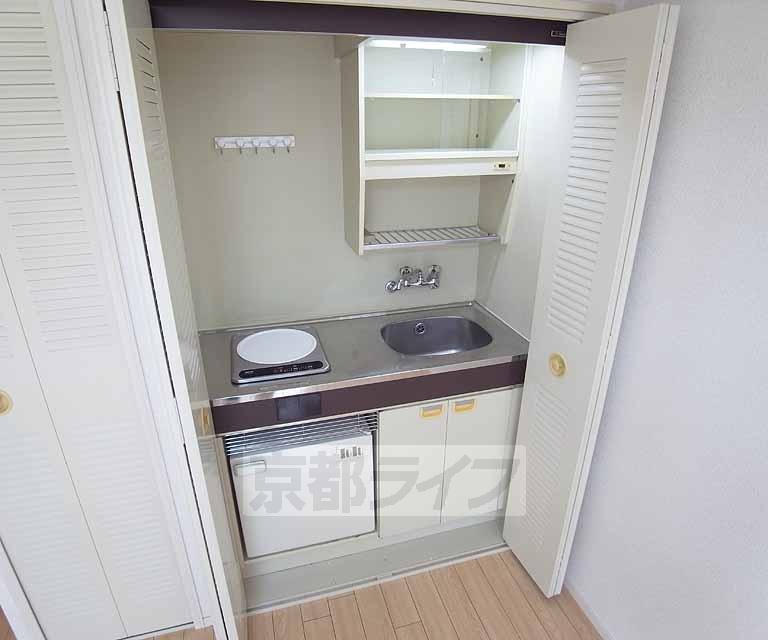 キッチン　扉がありキッチンを隠すこともできますよ