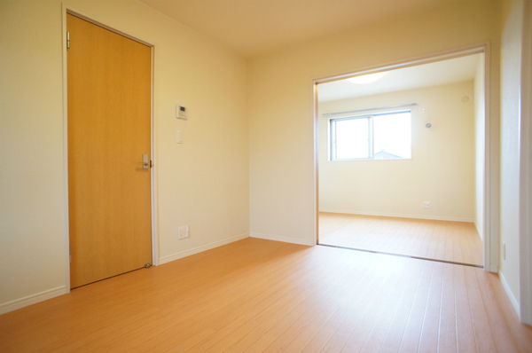 居室・リビング　こちらのリビングで趣味の時間をお楽しみください♪