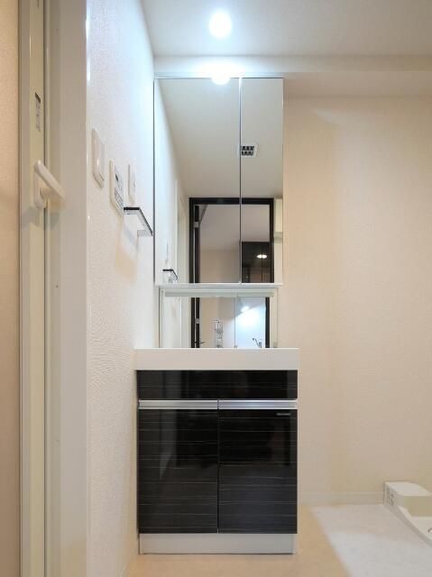 洗面設備　ゆったりとスペースのある洗面所