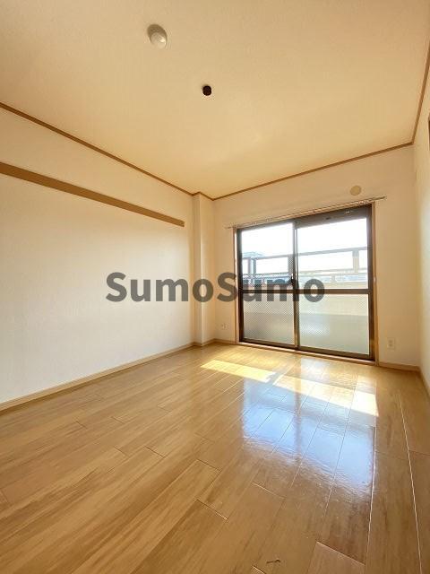 その他部屋・スペース　落ち着いた色調の寝室です