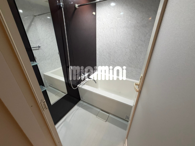 バス・シャワールーム　スタイリッシュなバスルーム、浴室乾燥付