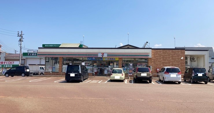 コンビニ　セブンイレブン十日町西店（コンビニ）まで383m