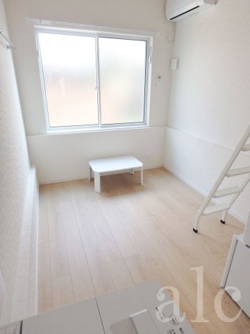 バルコニー　同建物別部屋参考写真。バルコニーはありませんが室内干し設備が