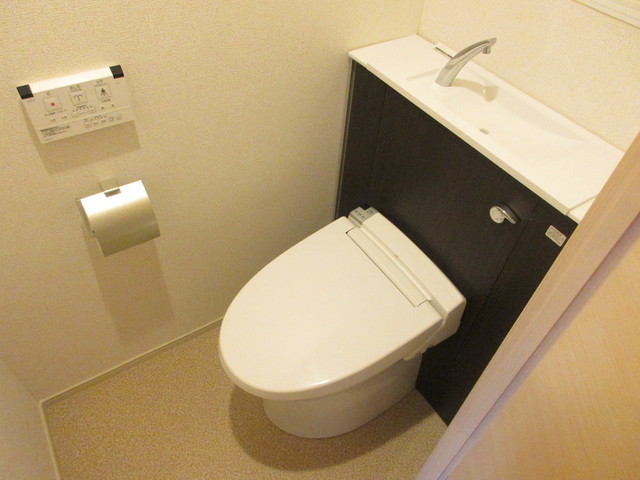トイレ　トイレはウォシュレット機能付きです。