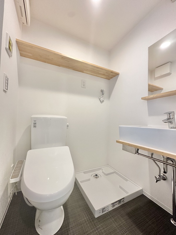 トイレ　白基調で清潔感のある空間