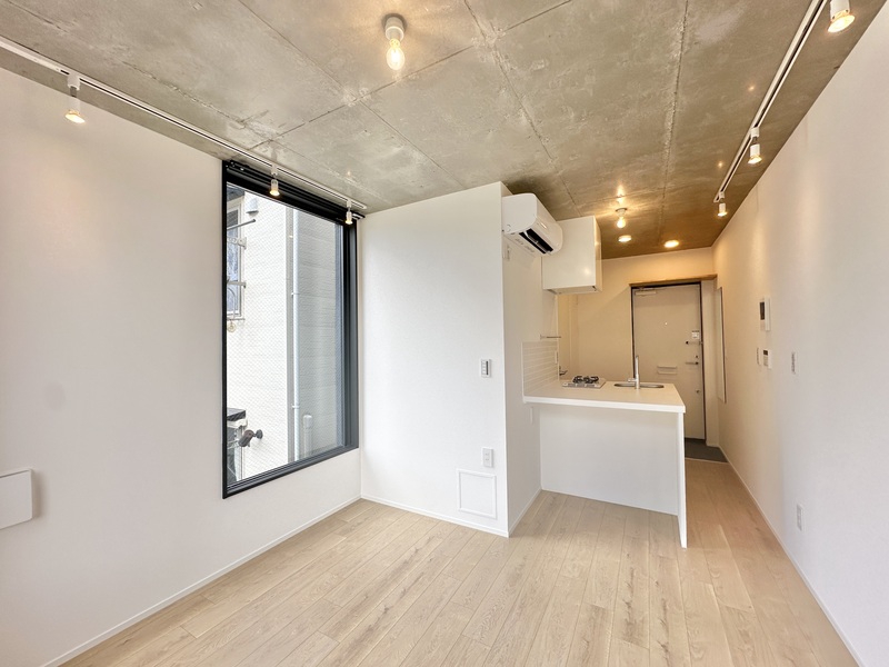 その他部屋・スペース　大きな窓が開放的