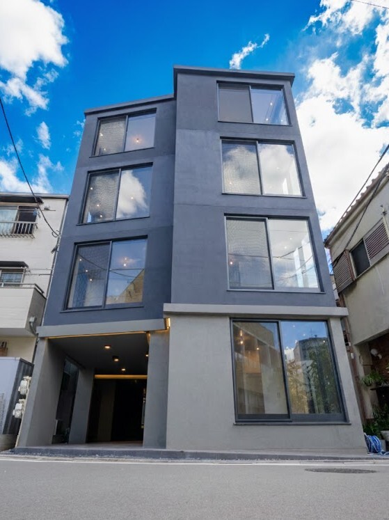 建物外観　直線的でスタイリッシュな外観